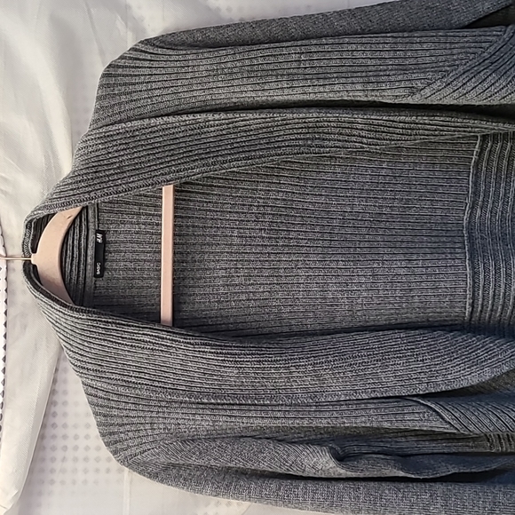 Basic H&M sweater - Picture 4 of 8